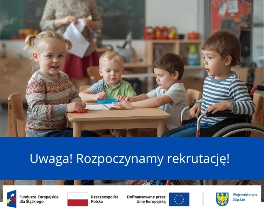 Grupa zadowolonych przedszkolak&oacute;w siedząca przy stoliku. Jedno z dzieci siedzi na w&oacute;zku inwalidzkim . Poniżej informacja Uwaga! Rozpoczynamy rekrutację